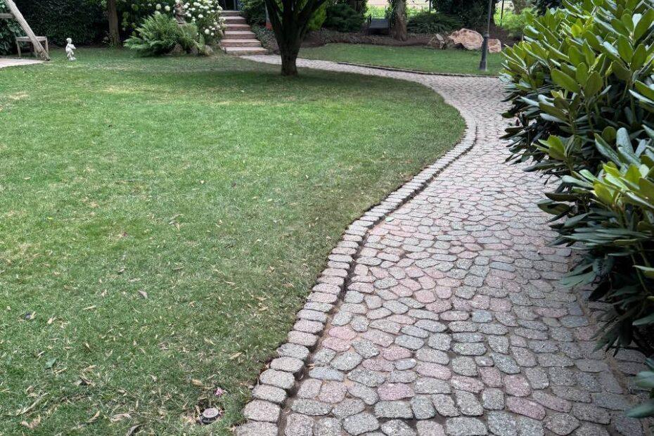 Gepflegter Gartenweg aus Kopfsteinpflaster