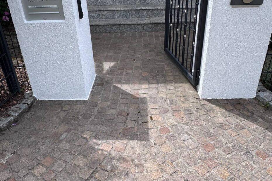 Gereinigter Weg aus Kopfsteinpflaster