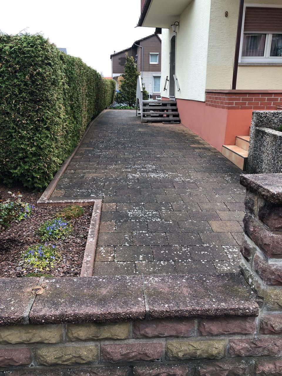 Pflasterfläche vor der Steinreinigung